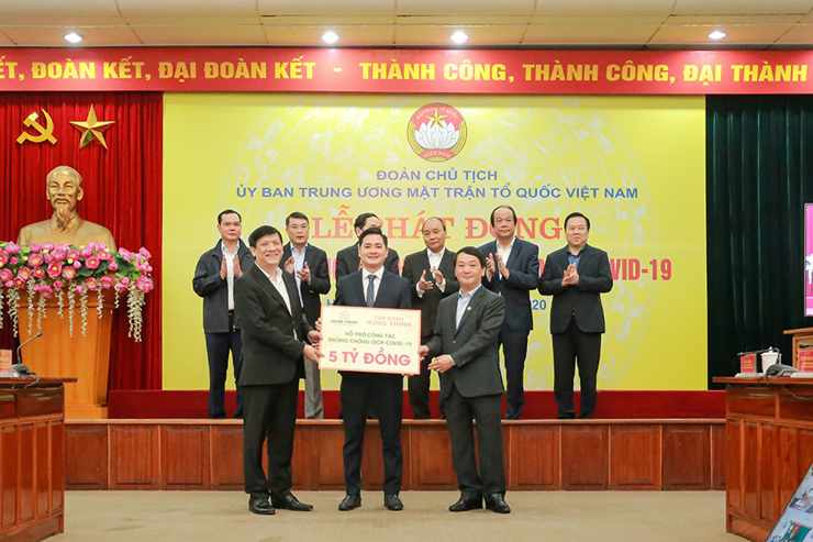Đại diện Tập đoàn Hưng Thịnh trao 5 tỷ đồng hỗ trợ phòng chống dịch Covid-19 cho Ông Nguyễn Thanh Long, Thứ trưởng Bộ Y tế (bên trái) dịp tháng 3/2020. Ảnh HT