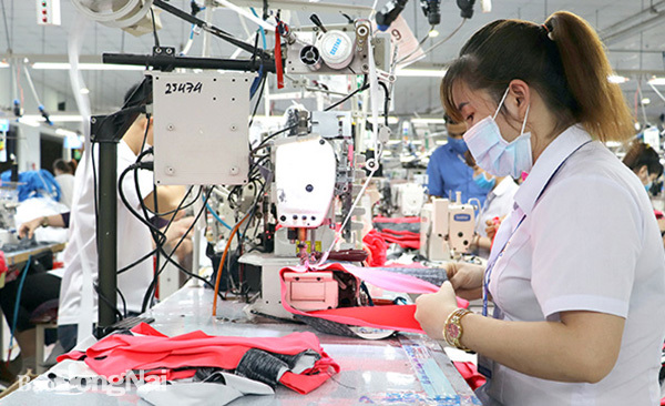 Công ty CP Đồng Tiến ở Khu công nghiệp Amata (TP.Biên Hòa) ứng dụng công nghệ vào sản xuất giữ ổn định đơn hàng. Ảnh: K.Minh