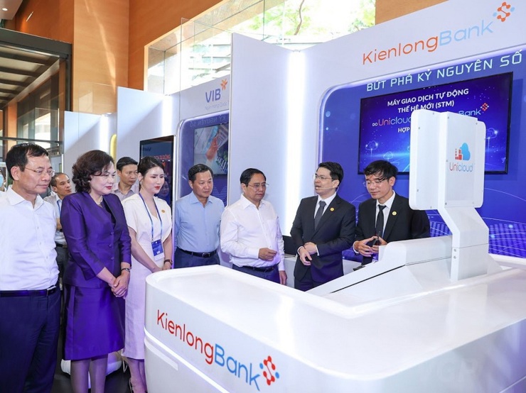 Thủ tướng Chính phủ Phạm Minh Chính cùng lãnh đạo Chính phủ, Ngân hàng Nhà nước tham quan gian hàng của KienlongBank. Ảnh: KBS