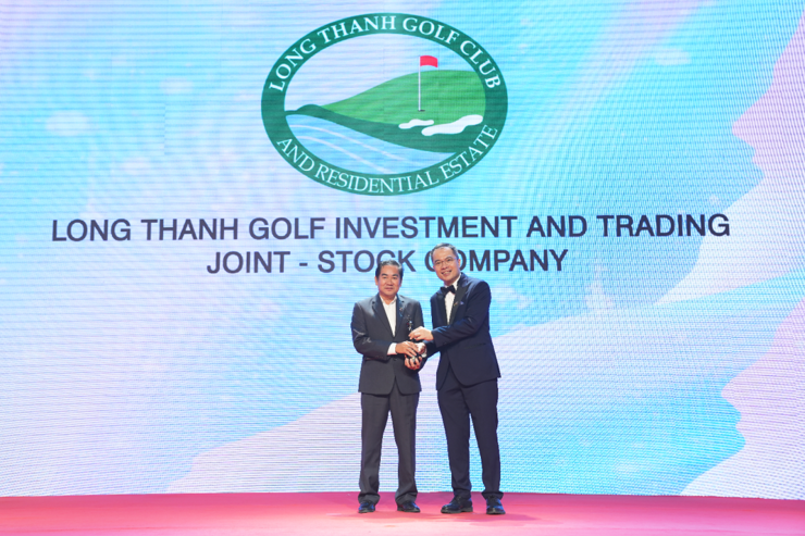 Ông Nguyễn Hữu Thanh - Phó Tổng Giám đốc Công ty Cổ phần Đầu tư và Kinh doanh Golf Long Thành, nhận cúp “Nơi làm việc tốt nhất châu Á” năm 2022