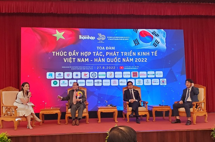 Các diễn giả chia sẻ giải pháp thúc đẩy hợp tác, phát triển kinh tế giữa Việt Nam – Hàn Quốc. Ảnh: Minh Tân