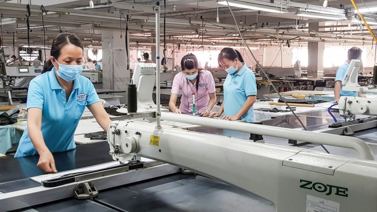 Đầu tư máy may lập trình tự động tiết kiệm nhân công và chi phí, nâng cao công suất tại Công ty CP May mặc Meko (Khu công nghiệp Trà Nóc, TP Cần Thơ). Ảnh: Gia Bảo