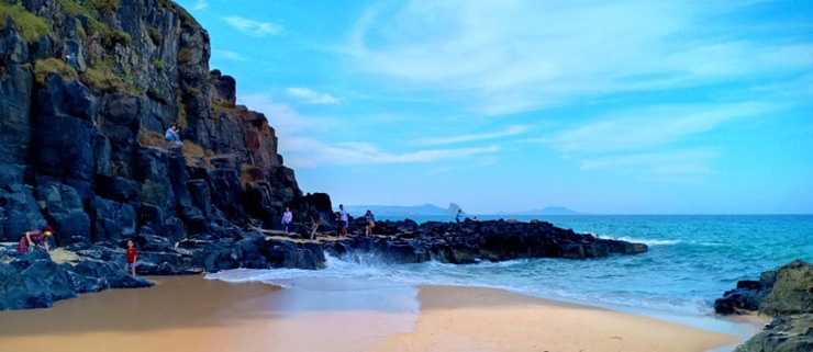 Bờ biển Phú Yên hoang sơ, thu hút nhiều du khách đến tham quan. Ảnh: Trần Thanh