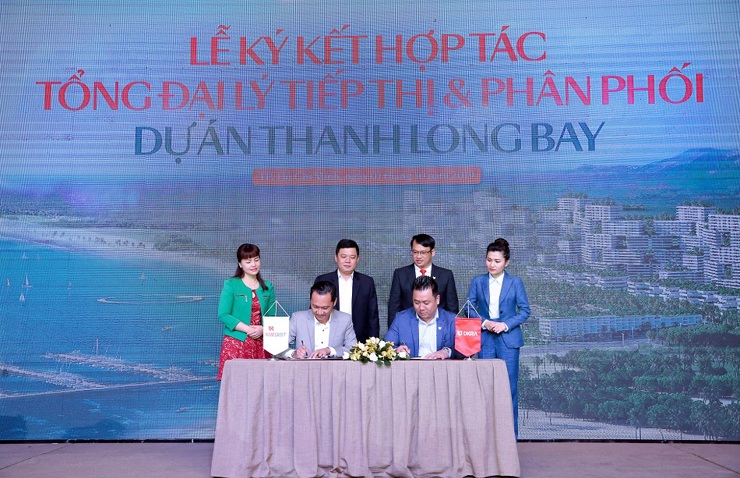 Tập đoàn Nam Group và DKRA Vietnam chính thức ký kết hợp tác Tổng đại lý tiếp thị & phân phối Tổ hợp Du lịch - Giải trí - Nghỉ dưỡng & Thể thao biển Thanh Long Bay. Ảnh DH