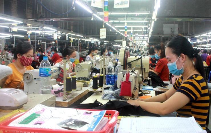 Công nhân Công ty TNHH May xuất khẩu Việt Thành thực hiện các đơn hàng xuất khẩu dịp cuối năm. Ảnh: MH 