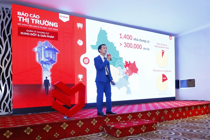 Ông Vũ Tiến Thành - CEO DKRA Property Management, thành viên của DKRA Vietnam trình bày chủ đề chính "Quản lý chung cư - Xung đột & Giải pháp". Ảnh Hồng Mơ