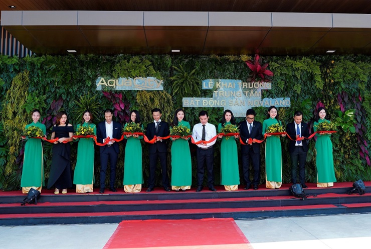 Nghi thức cắt băng khanh thành Lễ khai trương Trung tâm BDS Novaland tại dự án Aqua City, Đồng Nai. Ảnh NVL