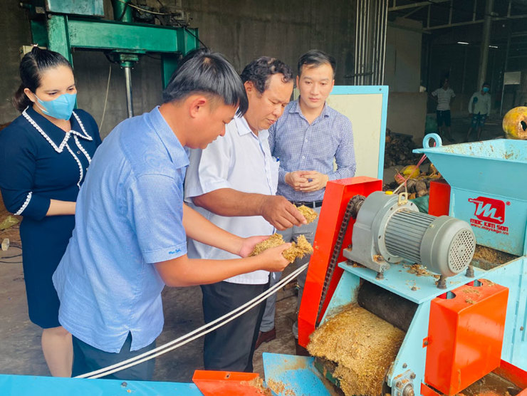 HTX Tân Hiệp (TX.Tân Uyên) ứng dụng máy móc thiết bị trong dây chuyền xay xơ dừa phục vụ trồng trọt và chăn nuôi. Ảnh: TM