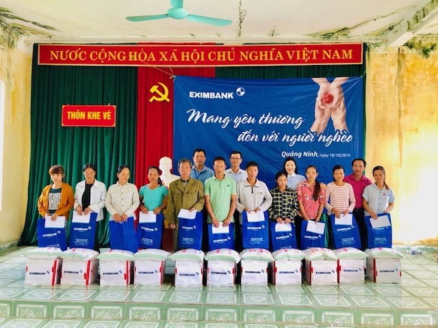 VPĐD Eximbank tại Hà Nội cùng Chi nhánh Eximbank Quảng Ninh đã tới thăm hỏi và trao tặng 20 phần quà cho bà con tại xã Phong Dụ, huyện Tiên Yên, tỉnh Quảng Ninh. Ảnh EIB