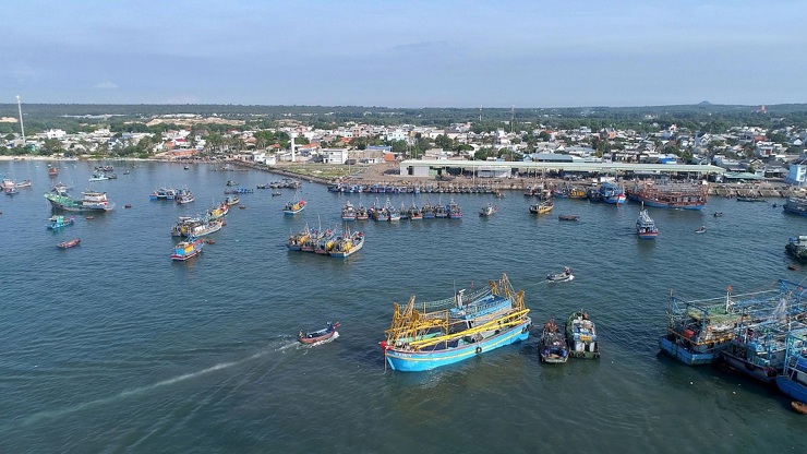 Đến cảng cá Bình Châu, du khách có cơ hội trải nghiệm cuộc sống thú vị của những người làm nghề chài lưới.  Ảnh NVL