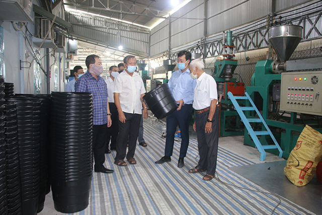 Bí thư Tỉnh ủy Đồng Tháp Lê Quốc Phong thăm Hợp tác xã Dịch vụ hoa kiểng Tân Dương. Ảnh: Kháp Phan