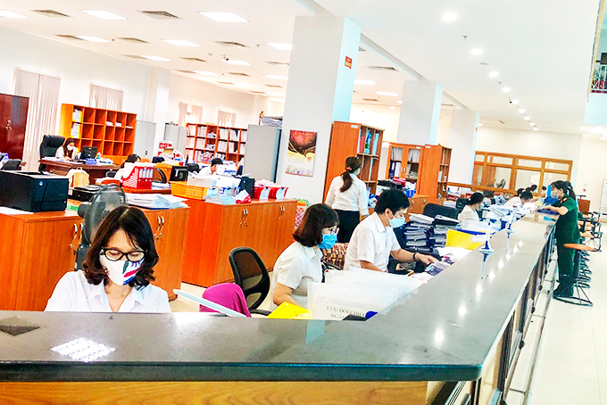 Công chức Kho bạc Nhà nước Khánh Hòa thao tác trên hệ thống Dịch vụ công trực tuyến. Ảnh: Ánh Nguyệt