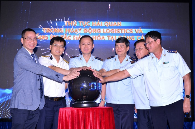 Cục Hải quan TP. Hồ Chí Minh cùng các đối tác thực hiện nghi thức triển khai đề án tạo thuận lợi thương mại.