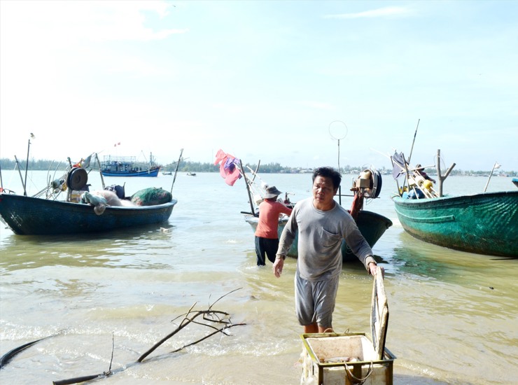 Trên địa bàn tỉnh vẫn còn nhiều phương tiện đánh bắt thủy hải sản gần bờ. Ảnh: Việt Nguyễn