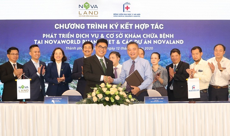 Novaland ký kết hợp tác với bệnh viện Đại học Y Hà Nội phát triển dịch vụ và cơ sở khám chưa bệnh tại NovaWorld Phan Thiet và các Dự án Novaland ngày 12/10/2020. Ảnh NVL
