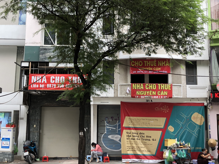 Nhiều cửa hàng đóng cửa, treo biển cho thuê san sát nhau trên phố Lê Thánh Tôn, TP. Hồ Chí Minh. Ảnh: Hoàng Đức