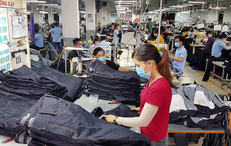 Công ty CP Đầu tư Quốc tế Phong Phú - Phú Yên đẩy mạnh sản xuất để đáp ứng các đơn hàng xuất khẩu dịp cuối năm. Ảnh: Ngô Xuân