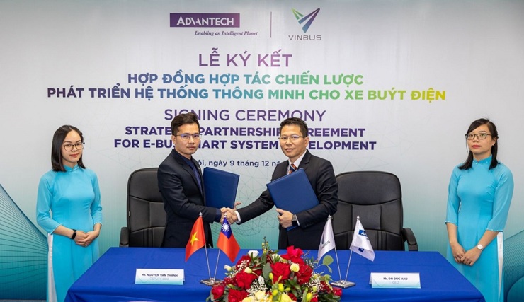 Ông Nguyễn Văn Thanh - Phó Tổng giám đốc VinBus (bên trái) và ông Đỗ Đức Hậu - Tổng giám đốc Advantech VN (bên phải) ký Hợp đồng hợp tác chiến lược phát triển hệ thống quản lý điều hành xe buýt thông minh. Ảnh Vinbus