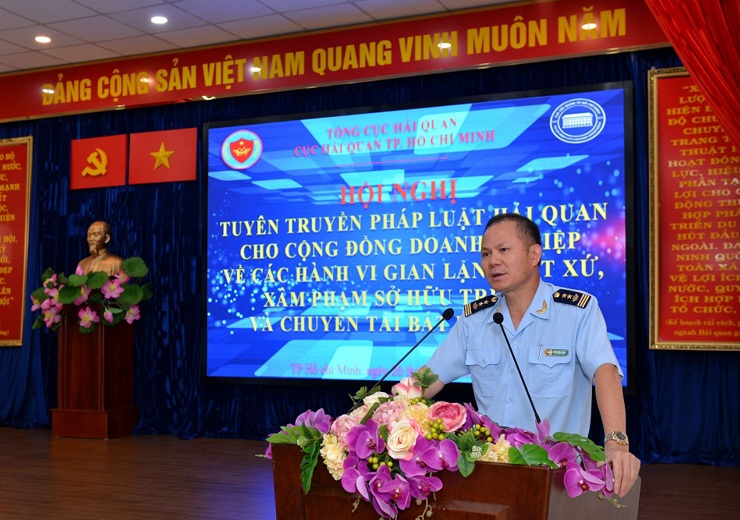 Ông Đinh Ngọc Thắng - Cục trưởng Cục Hải quan TP. Hồ Chí Minh phát biểu tại hội nghị. Ảnh Hồng Trường