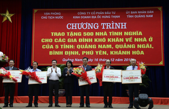 Phó Chủ tịch nước Đặng Thị Ngọc Thịnh và ông Nguyễn Đình Trung - Chủ tịch HĐQT, Tổng giám đốc Hưng Thịnh Corp trao tặng kinh phí xây nhà cho các hộ dân ở tỉnh Quảng Nam. Ảnh HT