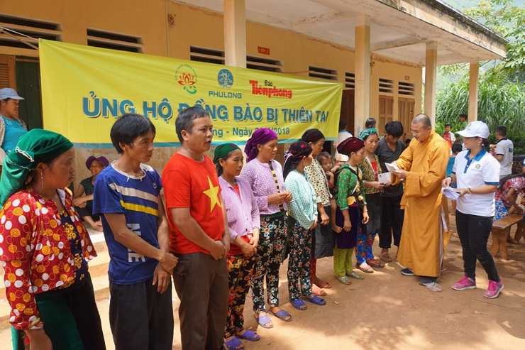 Đại diện Phú Long tặng quà cho các hộ gia đình bị thiệt hại do lũ quyét tại huyện Quản Bạ, tỉnh Hà Giang. Ảnh PL
