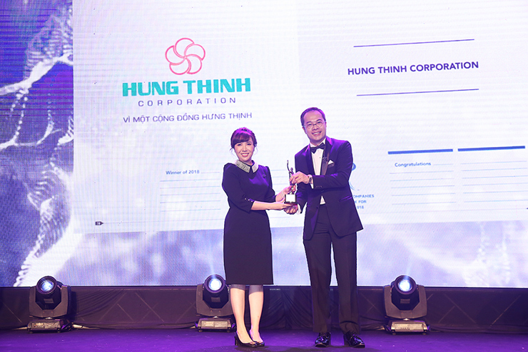 Đại diện Tập đoàn Hưng Thịnh, bà Đặng Việt Tú Uyên – Phó Tổng Giám đốc Hung Thinh Corp nhận giải Best Companies to Work for in Asia 2018. Ảnh HT