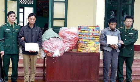 Mạc Văn Tuyên và Mai Văn Cảnh cùng tang vật pháo nổ bị Đồn Biên phòng Quảng Đức bắt giữ