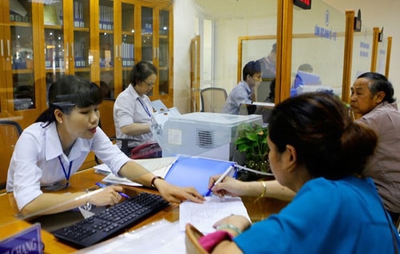  Công chức Hà Nội phục vụ chu đáo nhân dân tới làm thủ tục hành chính. Nguồn: qdnd.vn