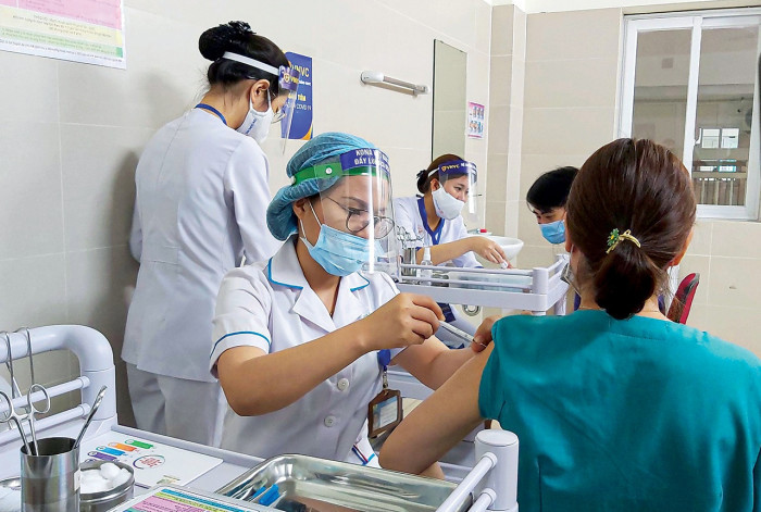 Tới nay, Việt Nam đã tiêm khoảng hơn 1 triệu liều vaccine Covid-19 cho các đối tượng ưu tiên và vùng dịch. (Trong ảnh: Những bác sĩ đầu tiên của Bệnh viện Thanh Nhàn được tiêm vaccine Covid-19 vào tháng 3/2021)