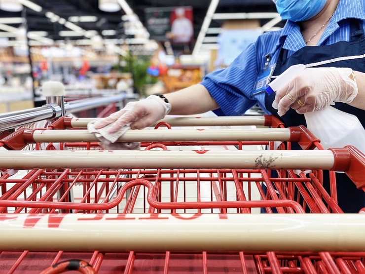 Ngoài chuẩn bị hàng hóa thiết tăng, công tác khử khuẩn đảm bảo an toàn được siêu thị Lotte Mart thực hiện nghiêm ngặt