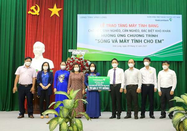 : Vietcombank trao 2 tỷ đồng hỗ trợ mua m&aacute;y t&iacute;nh bảng cho học sinh tỉnh Vĩnh Long