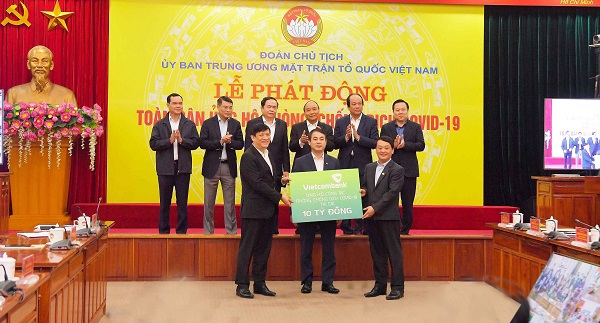 Thủ tướng Nguyễn Xuân Phúc và các đại biểu chứng kiến đại diện Vietcombank ủng hộ 10 tỷ cho công tác phòng, chống dịch Covid–19