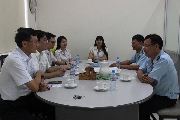 Lãnh đạo Chi cục Hải quan Cảng Tổng hợp Bình Dương tư vấn thủ tục hải quan cho đại diện Công ty TNHH Cheng Loong Bình Dương Paper trước khi nhập khẩu hàng hóa