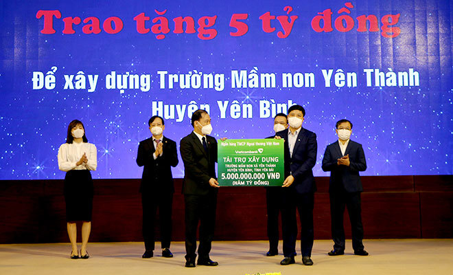 Ông Hồng Quang- Chủ tịch Công đoàn, Giám đốc Khối Nhân sự (bên phải) đại diện Vietcombank trao tặng tỉnh Yên Bái 5 tỷ đồng để đầu tư xây dựng Trường Mầm non xã Yên Thành, huyện Yên Bình