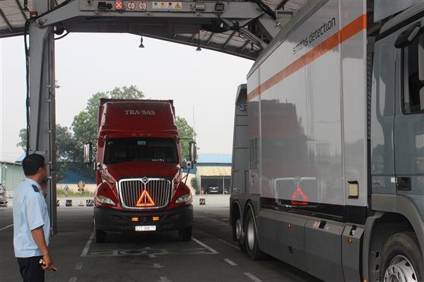 Công chức Hải quan Bình Dương thực hiện soi chiếu container hàng hóa xuất nhập khẩu qua máy soi.
