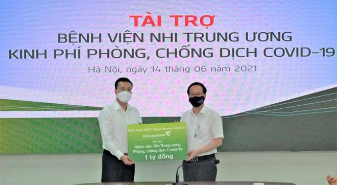 Ông Trần Minh Điển (bên phải) – Giám đốc Bệnh viện Nhi Trung ương nhận số tiền ủng hộ do Vietcombank trao tặng
