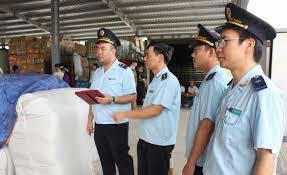 Công chức Hải quan Quảng Ninh kiểm tra hàng hóa