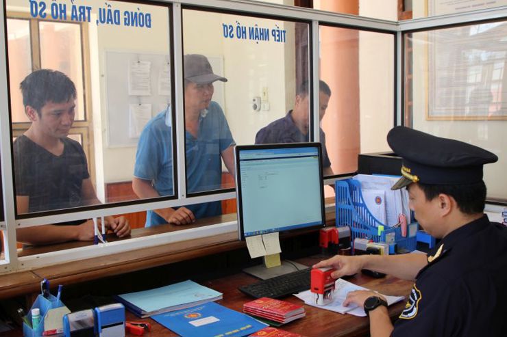 Công chức Chi cục Hải quan cửa khẩu quốc tế Na Mèo (Hải quan Thanh Hóa) thực hiện thủ tục hải quan cho cư dân biên giới