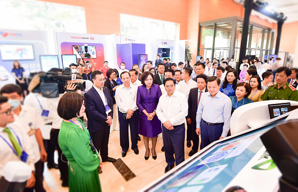 Ban Lãnh đạo Vietcombank giới thiệu về sản phẩm dịch vụ của Vietcombank với đoàn đại biểu do Thủ tướng Chính Phủ Phạm Minh Chính dẫn đầu tại sự kiện