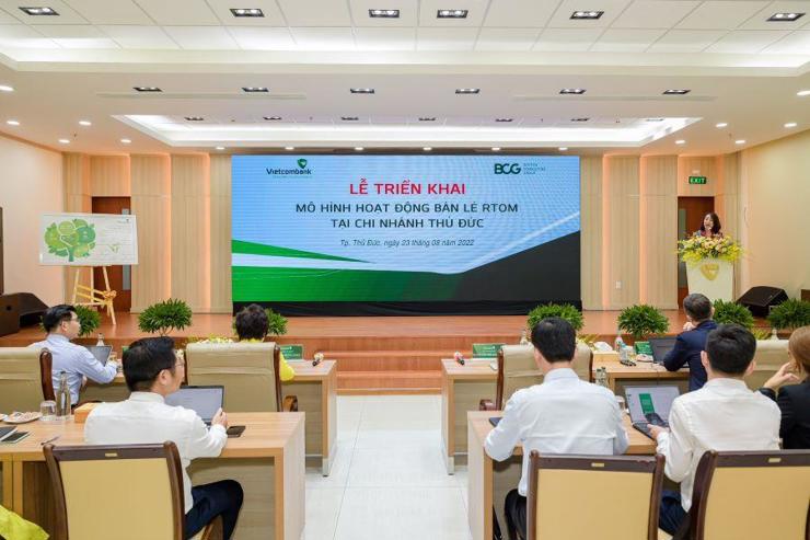 Bà Nguyễn Thị Kim Oanh - Phó Tổng giám đốc, Trưởng Ban triển khai dự án phát biểu tại buổi lễ