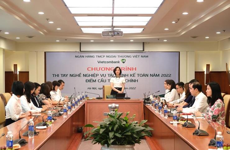 Bà Phùng Nguyễn Hải Yến – Phó Tổng Giám đốc Vietcombank- Trưởng ban Tổ chức thi tay nghề nghiệp vụ ài chính kế toán năm 2022 phát biểu khai mạc chương trình thi tay nghề