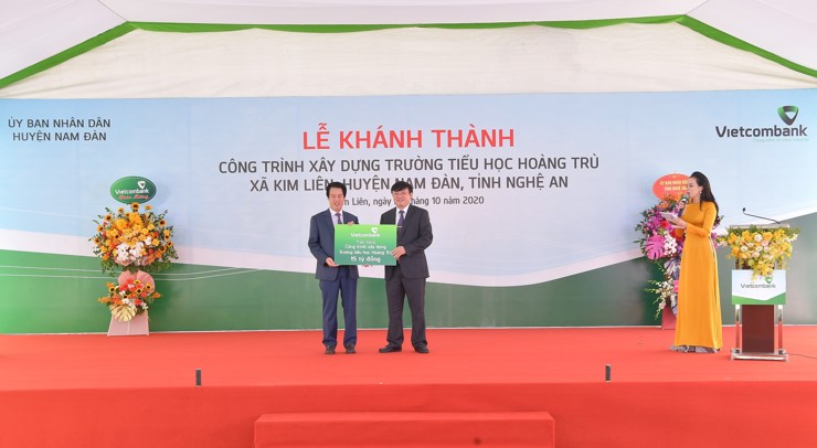 Ông Nguyễn Mỹ Hào – Thành viên HĐQT Vietcombank trao biển tượng trưng số tiền 15 tỷ đồng của Vietcombank tài trợ xây dựng Trường tiểu học Hoàng Trù