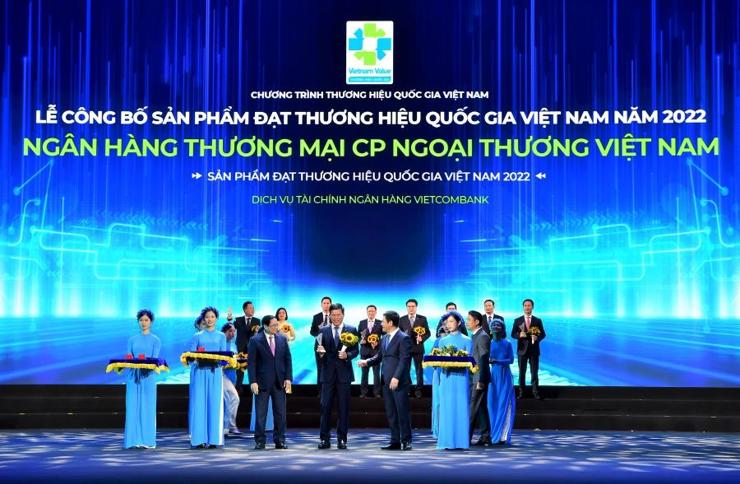 Thủ tướng Chính phủ Phạm Minh Chính (hàng đầu thứ 3 từ trái sang) trao biểu trưng cho Phó Tổng giám đốc Vietcombank Phạm Mạnh Thắng 