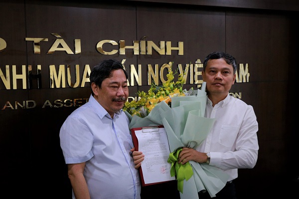 Thừa ủy quyền của lãnh đạo Bộ Tài chính, ông Lê Hoàng Hải - Chủ tịch DATC trao quyết định bổ nhiệm Phó Tổng giám đốc phụ trách Ban Tổng giám đốc DATC cho ông Phạm Mạnh Thường