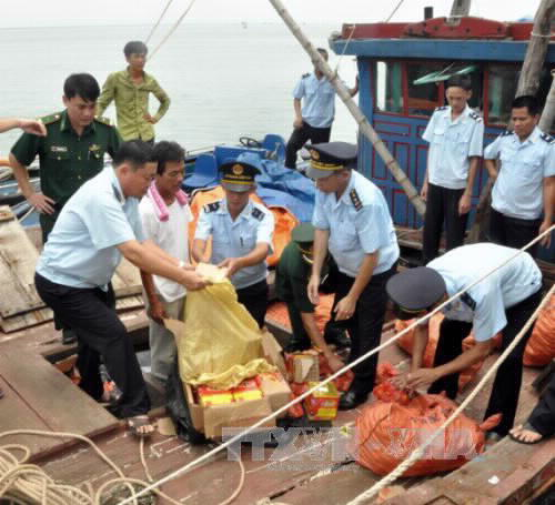 Đội Kiểm soát hải quan số 2 phối hợp với Hải quan Vạn Gia bắt giữ tàu gỗ đi từ phía Trung Quốc về Việt Nam, trên tàu chở 1.997 kg pháo các loại (Năm 2016)