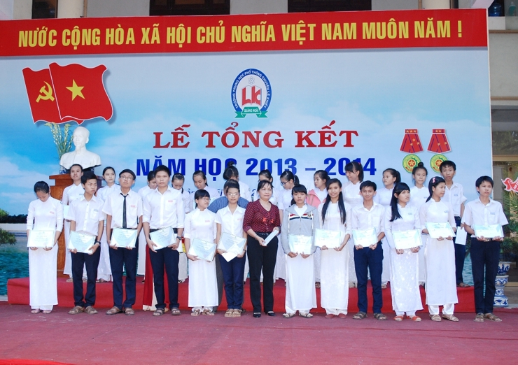 Đại diện chi nhánh Vietcombank tại Quảng Ngãi trao học bổng cho các em học sinh tại lễ tổng kết năm học 2013-2014