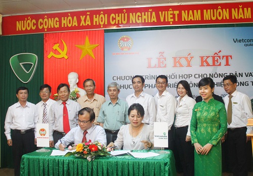 Lãnh đạo Vietcombank Quảng Ngãi và Hội Nông dân tỉnh ký kết chương trình cho nông dân vay vốn phát triển nông nghiệp, nông thôn