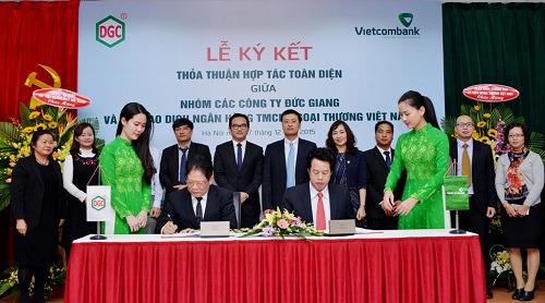 Ông Nguyễn Mỹ Hào- Giám đốc Sở giao dịch Vietcombank (hàng đầu, thứ 2 từ phải sang) ký thỏa thuận hợp tác toàn diện với nhóm Công ty Đức Giang