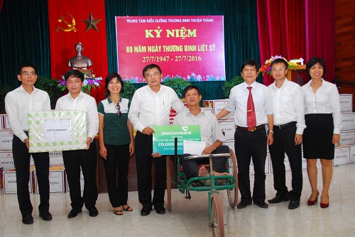 Đoàn Vietcombank trao tặng quà và tiền hỗ trợ cho lãnh đạo Trung tâm và đại diện các thương – bệnh binh