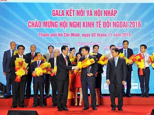 Ông Phạm Thanh Hà – Phó Tổng giám đốc Vietcombank (thứ 2 hàng đầu từ trái sang) nhận Kỷ niệm chương từ Ban Tổ chức ghi nhận sự đóng góp của Vietcombank cho thành công của Hội nghị